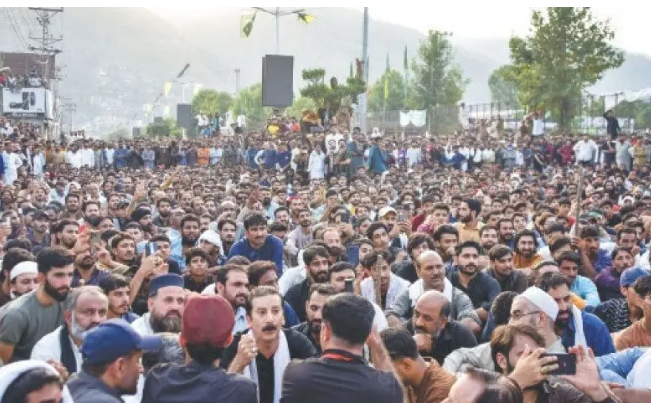 مظفرآباد (آزاد کشمیر) میں پیر کے روز متضاد مظاہروں کے دوران فائرنگ سے ایک شخص جاں بحق اور متعدد زخمی ہوئے۔ شٹر ڈاؤن ہڑتال، انٹرنیٹ معطلی اور عوامی ایکشن کمیٹی و امن ریلی کے درمیان جھڑپوں نے حالات مزید کشیدہ کر دیے۔